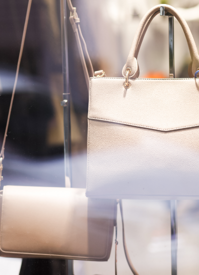 domcarre-koeln-retail-handtaschen-modegeschaeft Elegante Handtaschen im Schaufenster eines Modegeschäfts.